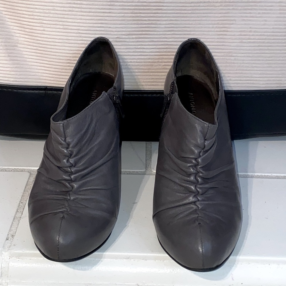 Antonino Melani, 3 1/2 heel in leather gray.